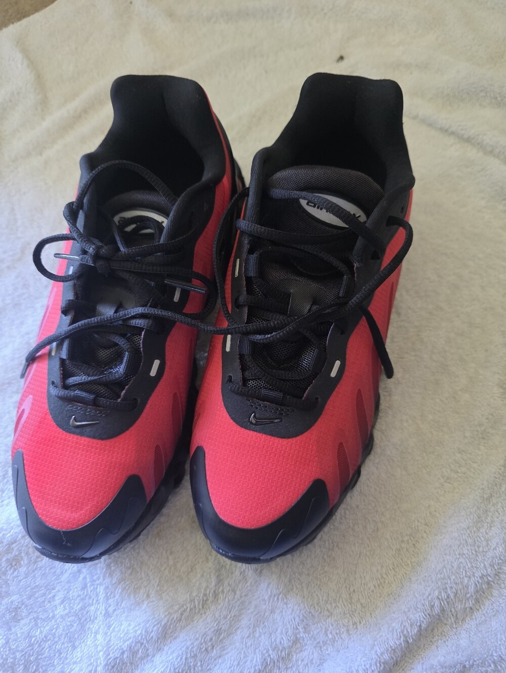 Nike AIRMAX DN8 Red and Black Athletic Sneakers 6Y